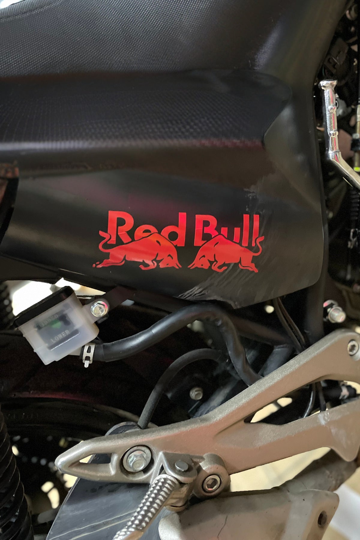 Motor ve Kask için Kırmızı Boğa Enerji Sticker Etiket 15CMx6CM (1 Adet)