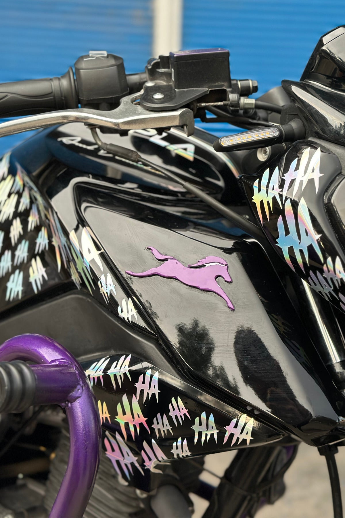Motor ve Kask İçin Hologramlı Parlayan Eğik Hahaha Sticker Etiket 15 cmx30 cm
