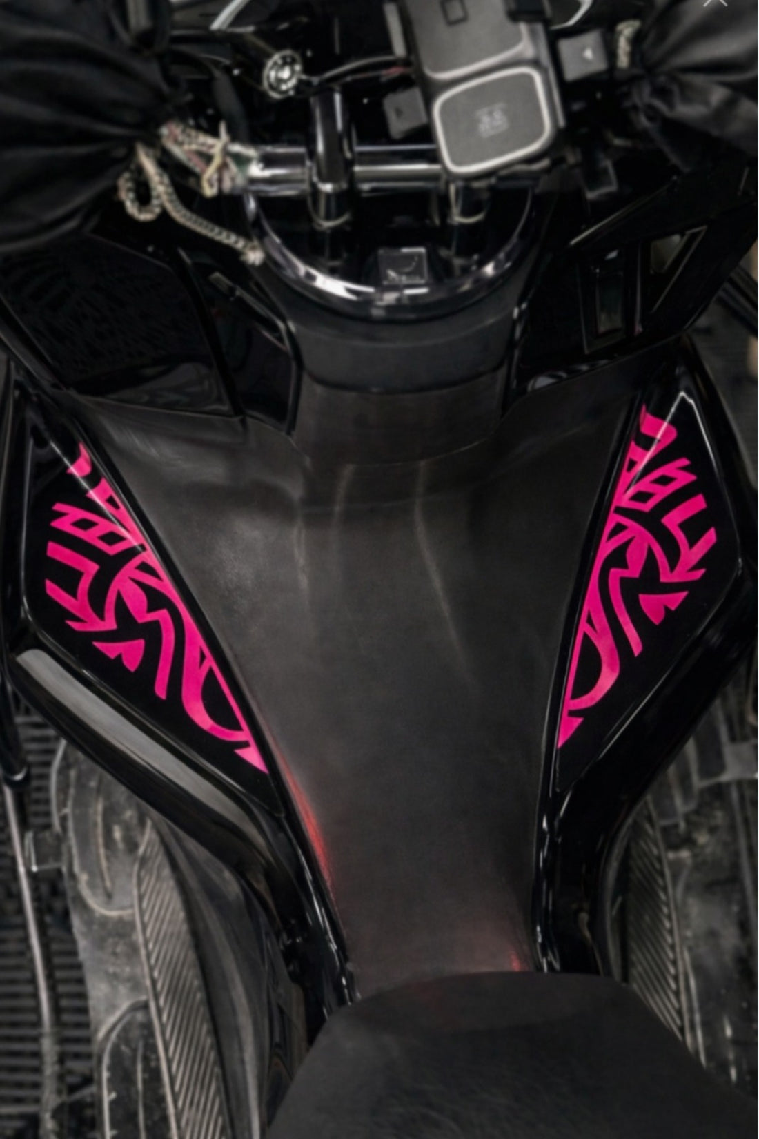 HONDA PCX için Neon Pembe Renk Depo Yanlarına Uygun Tribal Desen Sticker Seti (Sağ ve Sol)