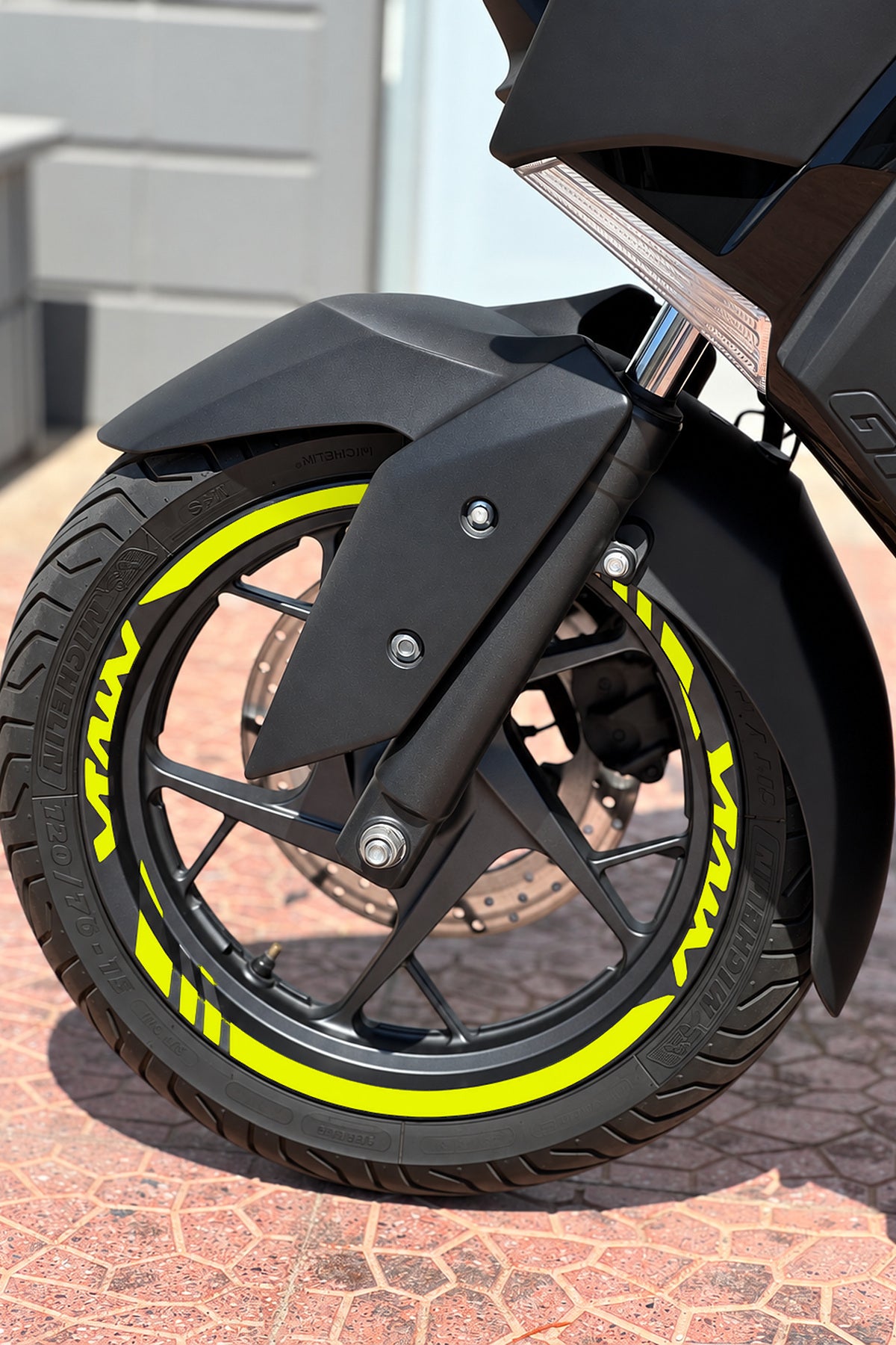 Yamaha Xmax Scooter için Kalın Kesikli + Xmax Yazılı Jant Şeridi Sticker Seti (Ön Arka Yeterli)