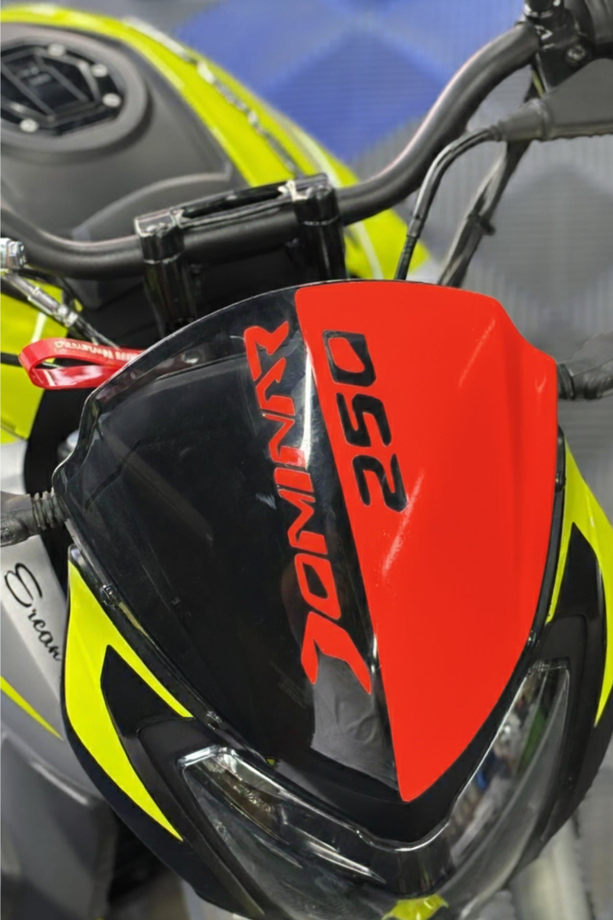 Bajaj Dominar 250 için Kırmızı Renk Kafa Detay Sticker Etiket