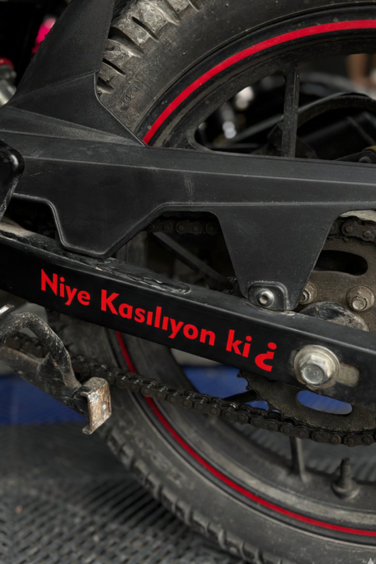 Motosiklet ve Araba için Niye Kasılıyon Ki ? Sticker Etiket (20CM)