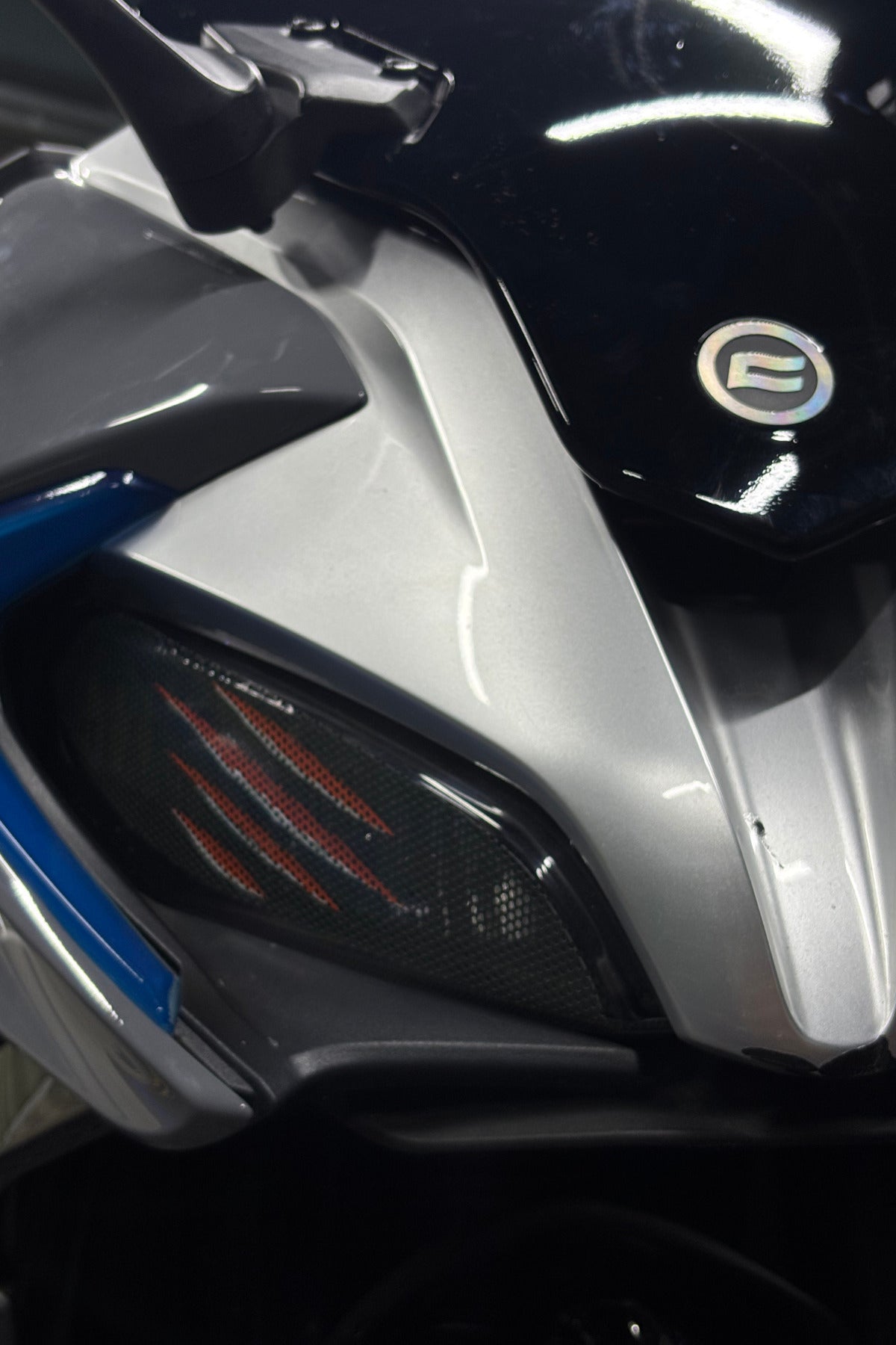 CFMOTO SR250 için Delikli Far Üstü Sticker Seti Aydınlatma Engellemez(Sağ ve Sol)