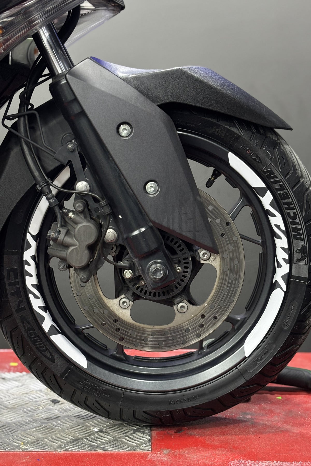 Yamaha Xmax Scooter için Xmax Yazılı Jant Şeridi Sticker Seti (2 Janta da Yeterli)