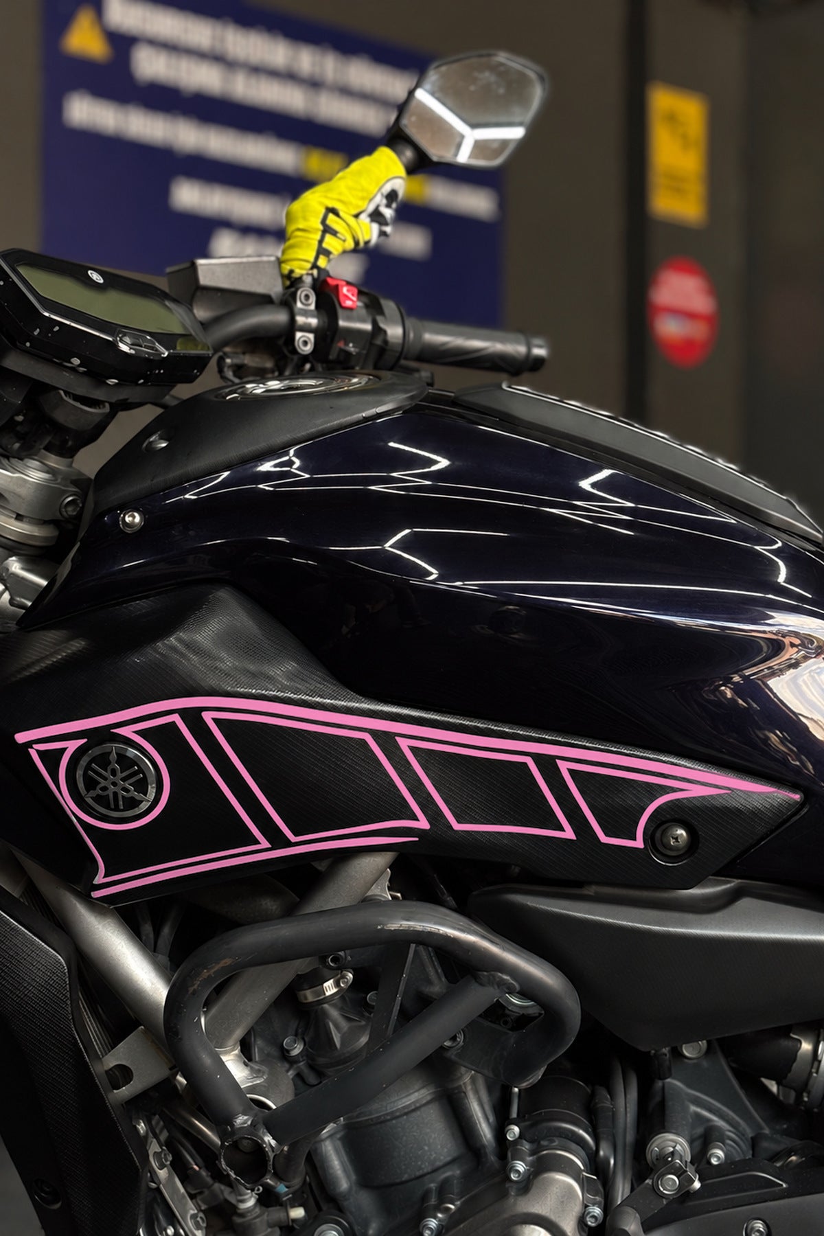 Yamaha MT-07 için Yan Panel için Boşluklu İnce Çizikli Sticker Seti (Sağ ve Sol )