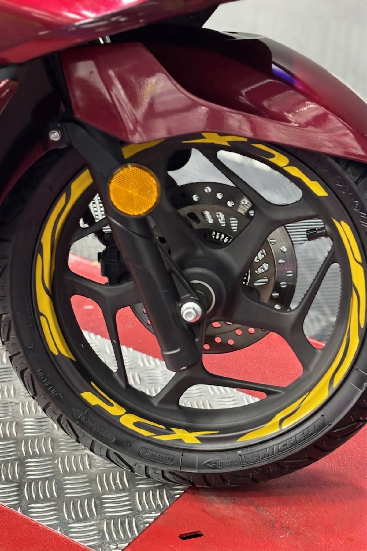 Honda PCX için Tüm Yıl ve Modellere Uyumlu Kesikli Premium Yazılı Jant Şeridi Sticker Seti (Ön Arka)