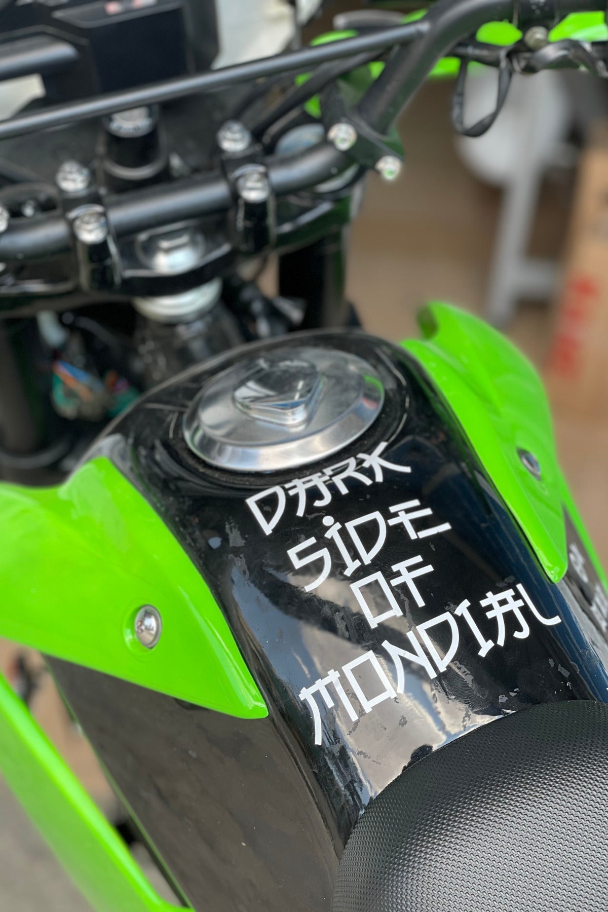 Dekoratif Mondial Motorlar için Dark Side of Mondial Stickerı Beyaz Renk Etiket