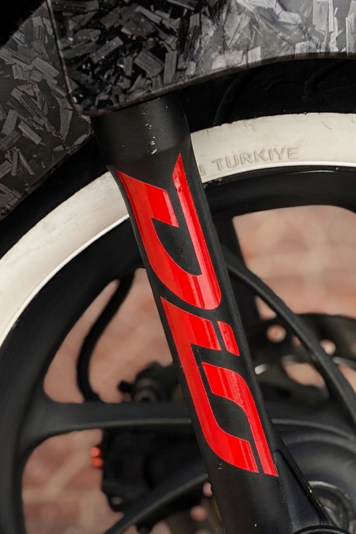 Honda Dio için Maşalar ve Drenajlara Uyumlu DİO Yazı Sticker Etiket (2 ADET)(20CMx3.5CM)