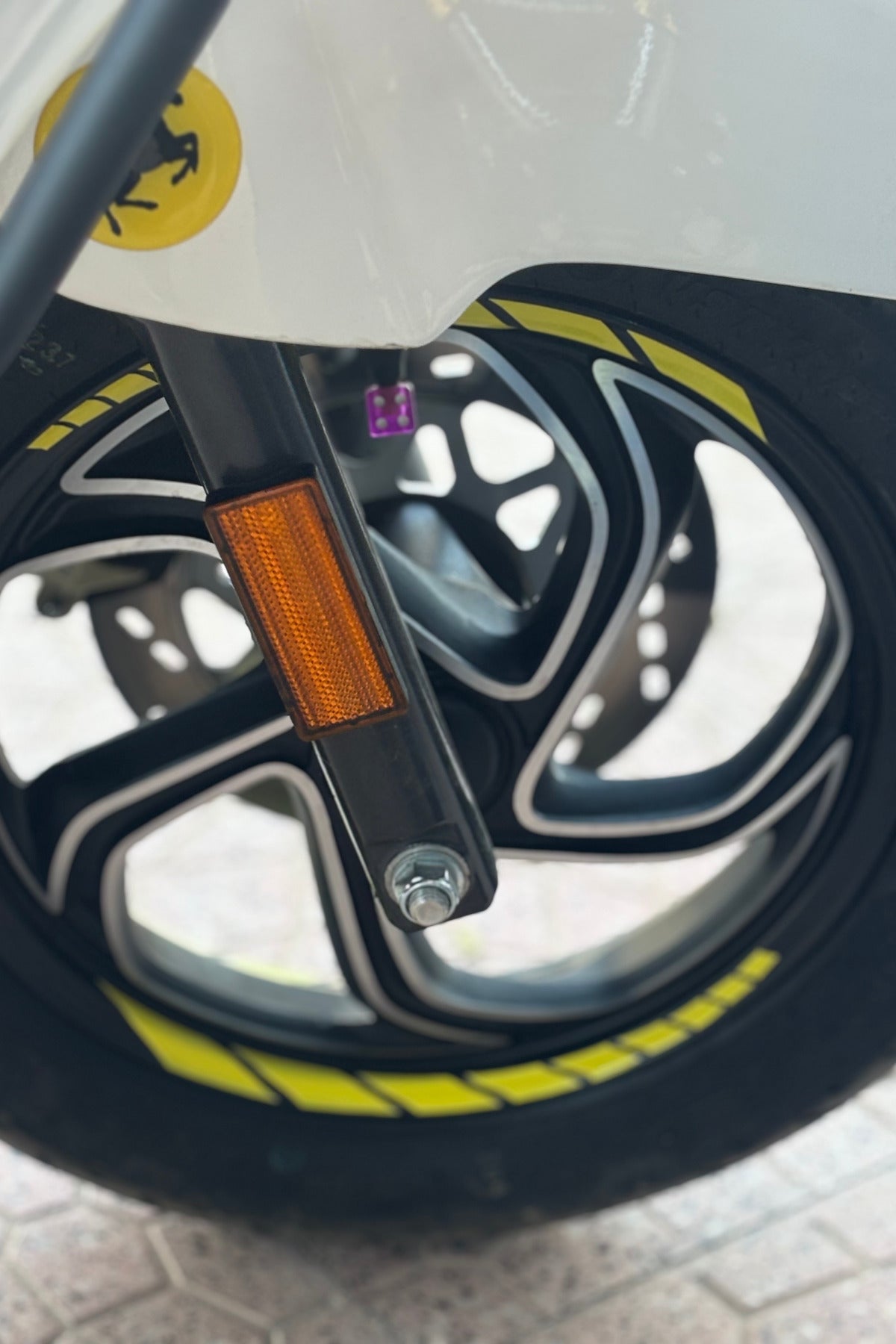 Scooterlar için Tüm Modellere Uyumlu Civciv Sarısı Kesikli Jant Şeridi Sticker Seti (8'li)