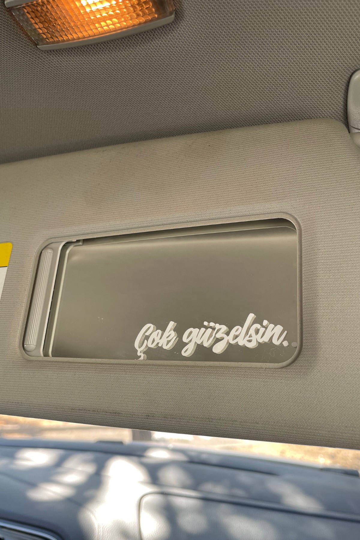 Araba Güneşlik Aynası için Beyaz Renk Çok Güzelsin Etiket Sticker 7.2CMx1.8CM (1 Adet)