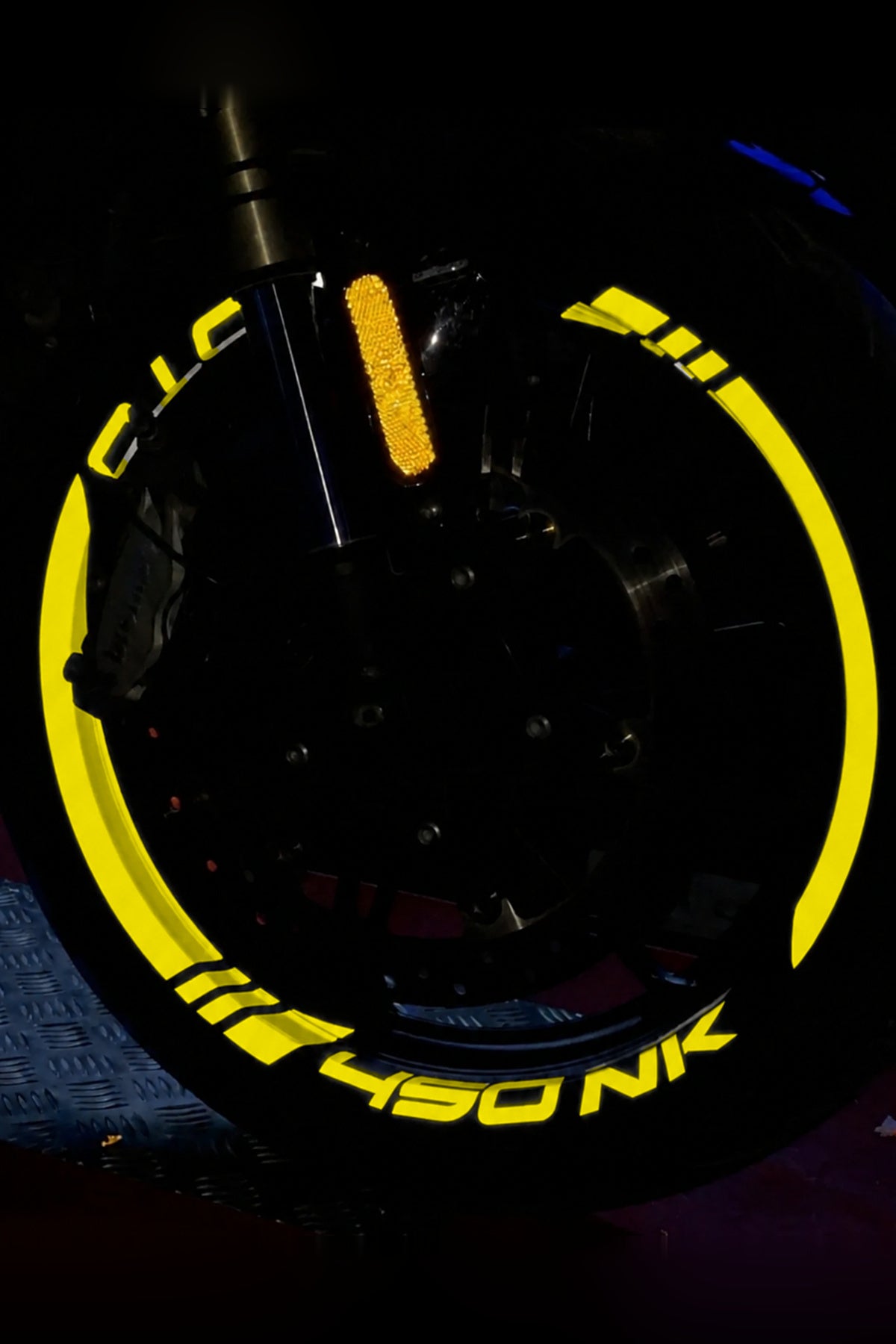 CFMOTO NK450 için Reflektörlü Kalın Kesikli + Yazılı Jant Şeridi Sticker Seti (Ön-Arka Tam Yeter)