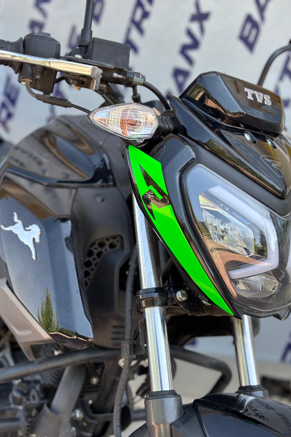 TVS Raider için R Logolu Far Kaşı Detay Sticker (2 Adet)