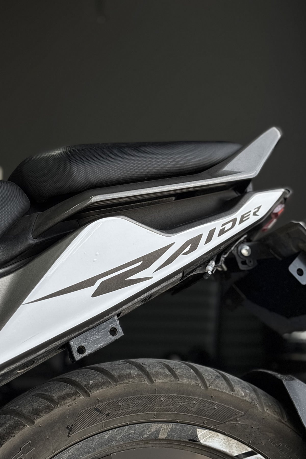 TVS Raider 125 için Arka Sele Altı Grenaj için Raider Yazılı Beyaz KAPLAMA Sticker (Sağ ve Sol)