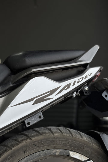 TVS Raider 125 için Arka Sele Altı Grenaj için Raider Yazılı Beyaz KAPLAMA Sticker (Sağ ve Sol)