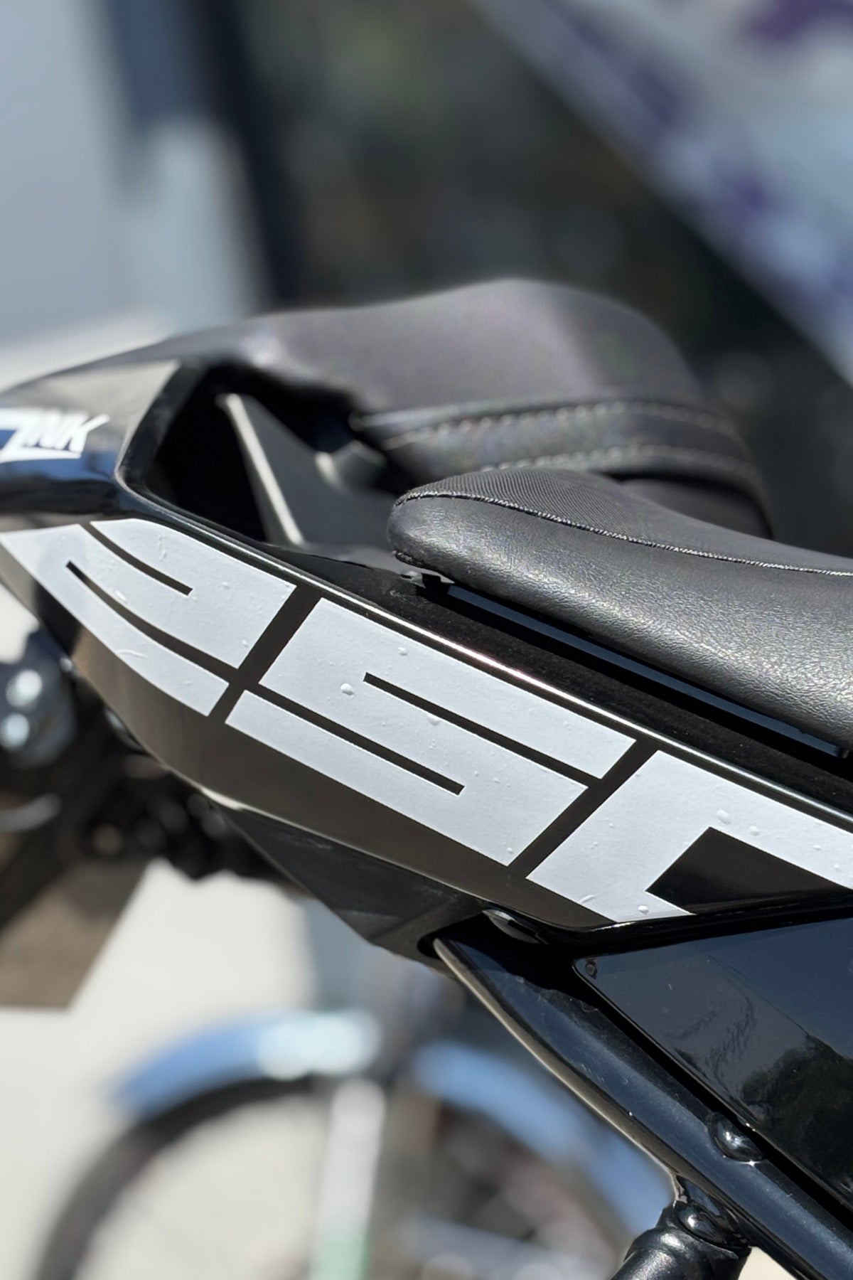 CFMOTO NK250 için Beyaz Renk Arka Kuyruk 250 Yazıları Sticker Etiket (Sağ ve Sol)