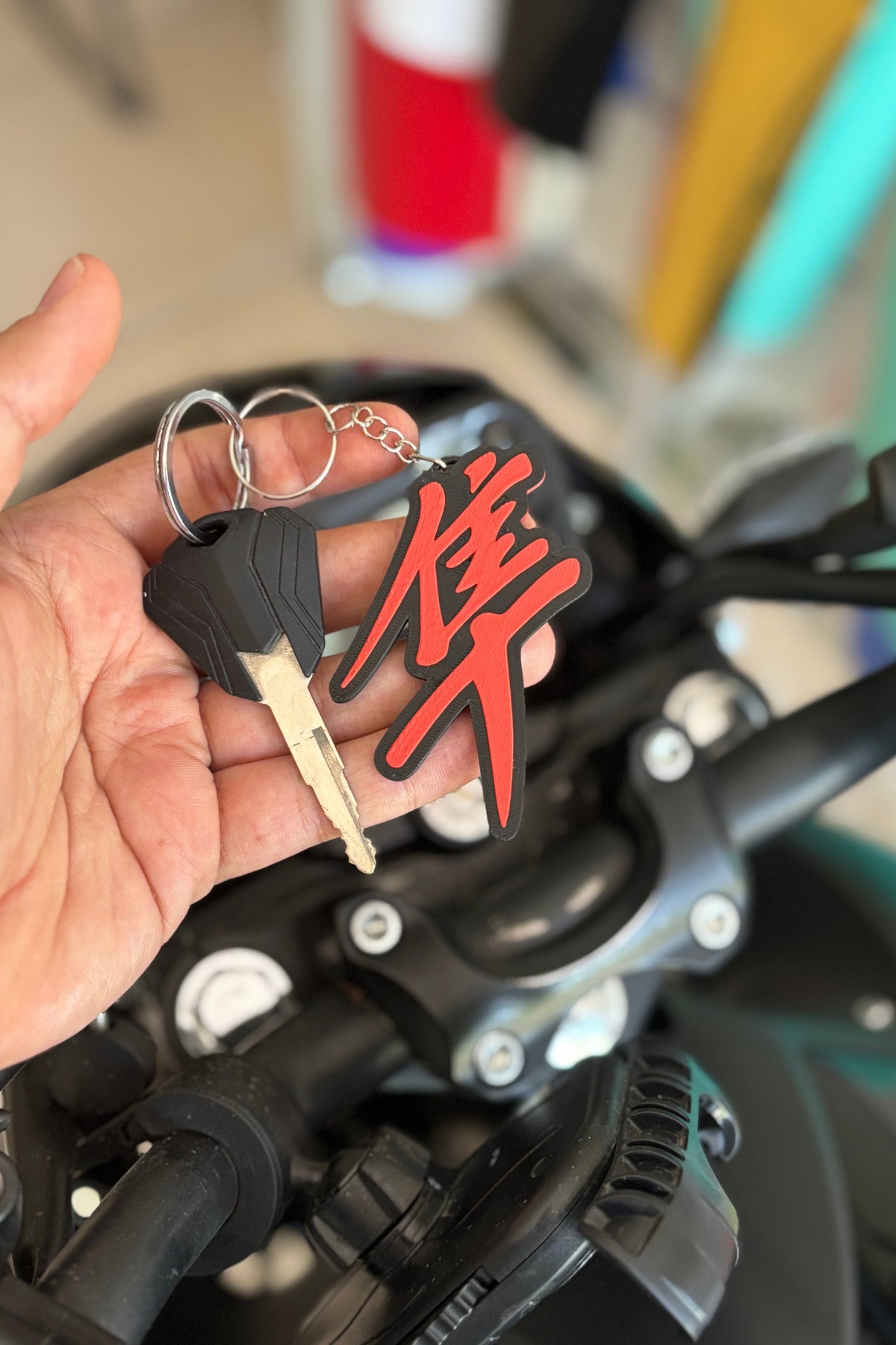 Motor için Japonca Yazılı Hayabusa Logolu Anahtarlık