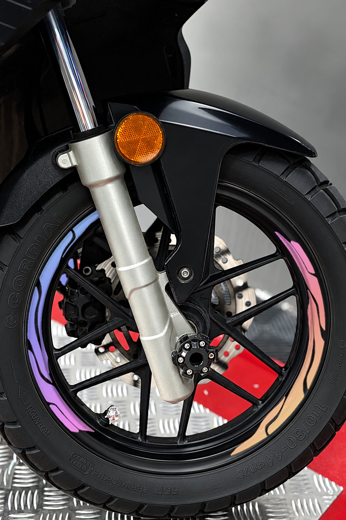Scooter Grubu için 13-14-15 Jant Uyumlu Kesikli V2 Jant Şeridi Sticker Seti (Ön-Arka Tam Yeterli)