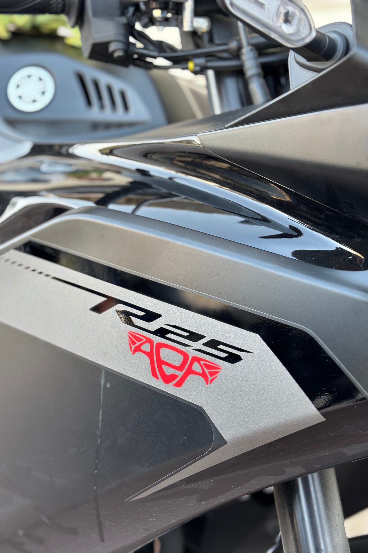 Motor ve Kask için Kırmızı Renk AEA Altın Elbiseli Adam Sticker (8CM)