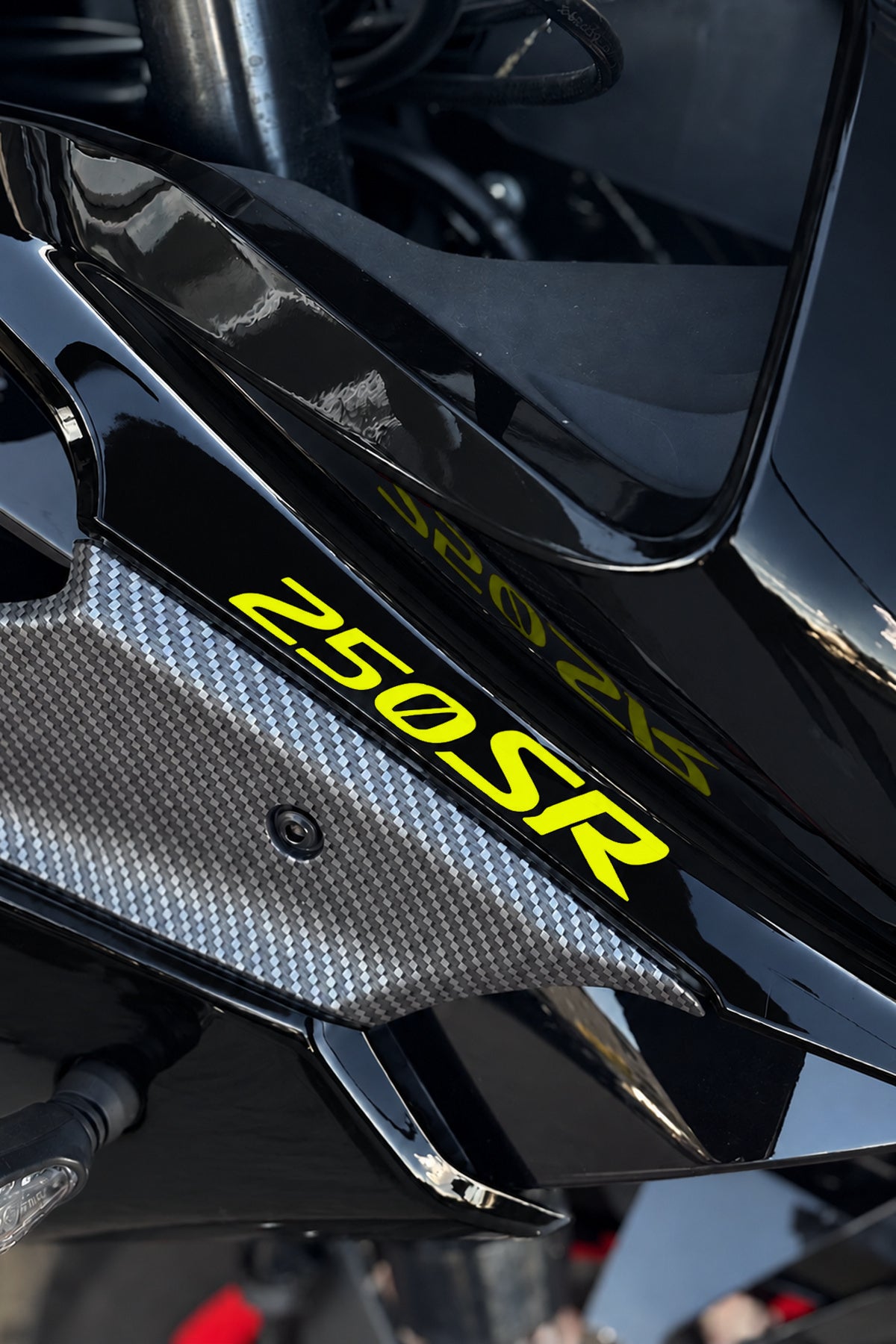 CFMOTO SR250 için Ön Grenajlar için Orijinal 250SR Yazı Sticker Etiket (12CMx2CM) (2 Adet)