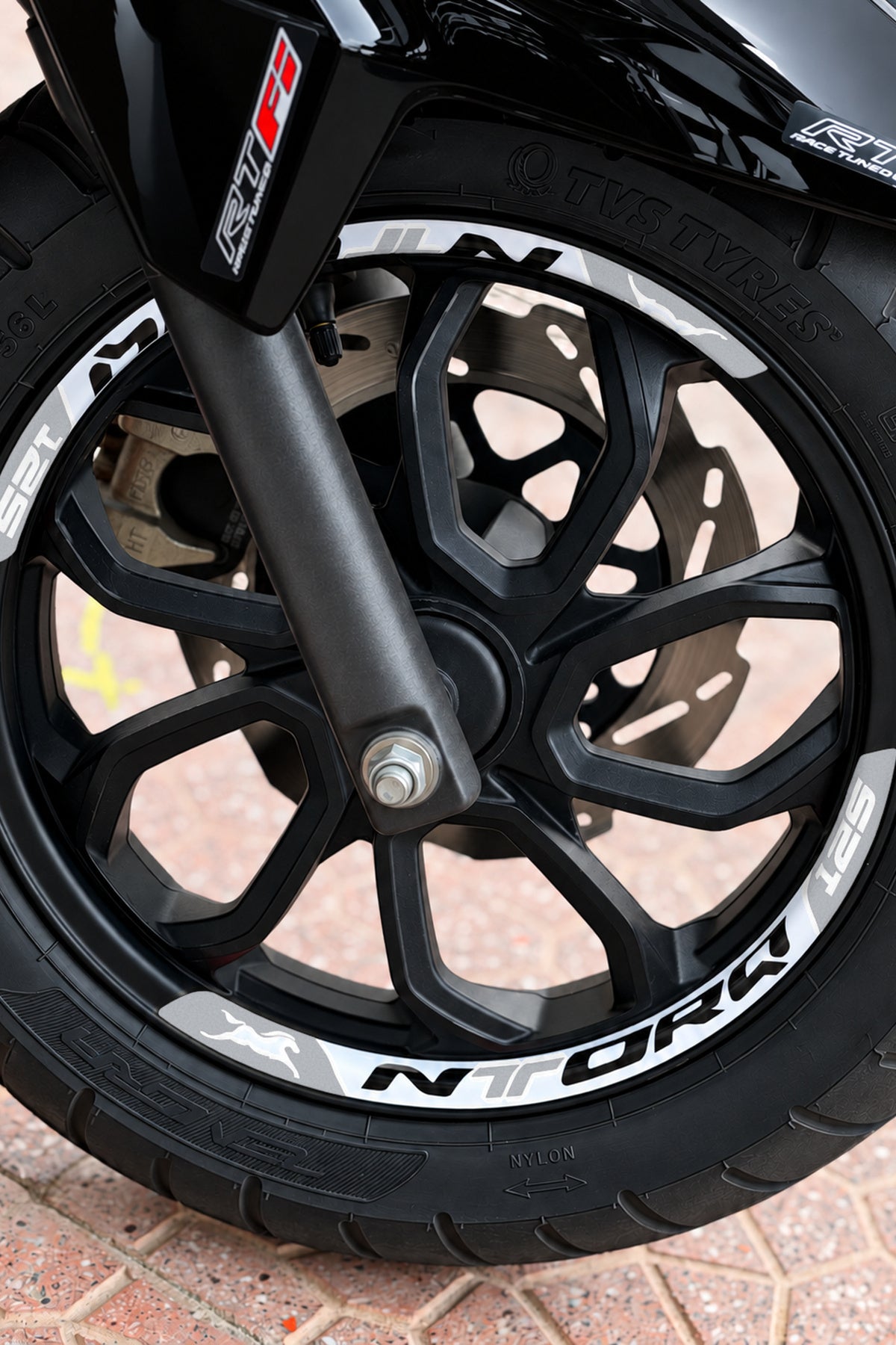 TVS Ntorq 125 için Baskılı Jant Şeridi Sticker Seti (Ön-Arka Tam Yeterli)