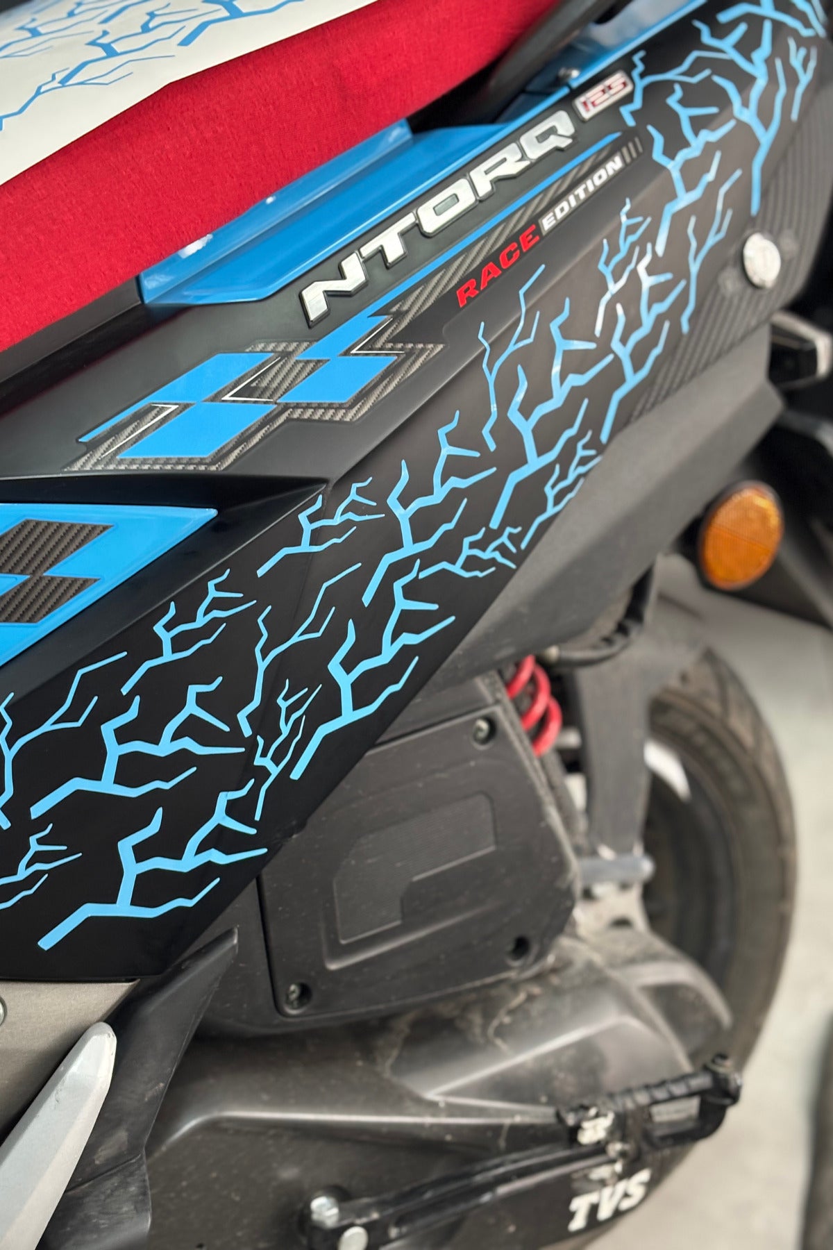 Motor ve Kask için Açık Mavi Parçalı Şimşek Sticker Etiket (32 Parça)