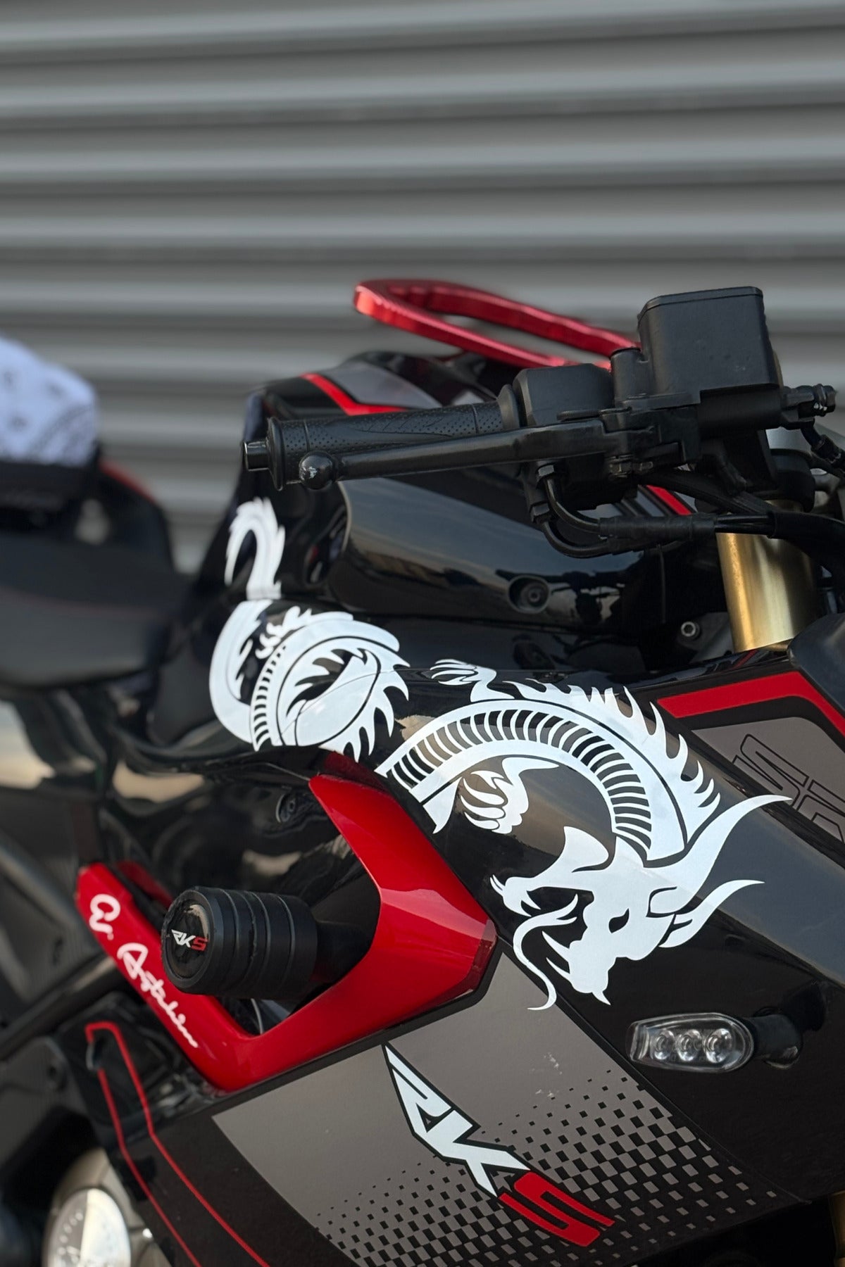 RKS SRK 125 için Beyaz Renk Tam Uyumlu Ejder Sticker (Sağ Taraf)