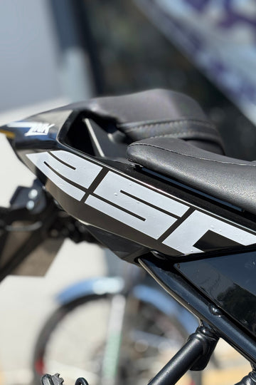 CFMOTO NK250 için Beyaz Renk Arka Kuyruk 250 Yazıları Sticker Etiket (Sağ ve Sol)