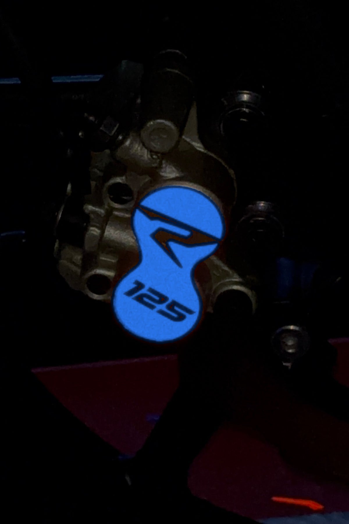 TVS Raider 125 için Reflektörlü Ön Disk Kaliperine Uyumlu R 125 Yazılı Kaliper Sticker Etiket