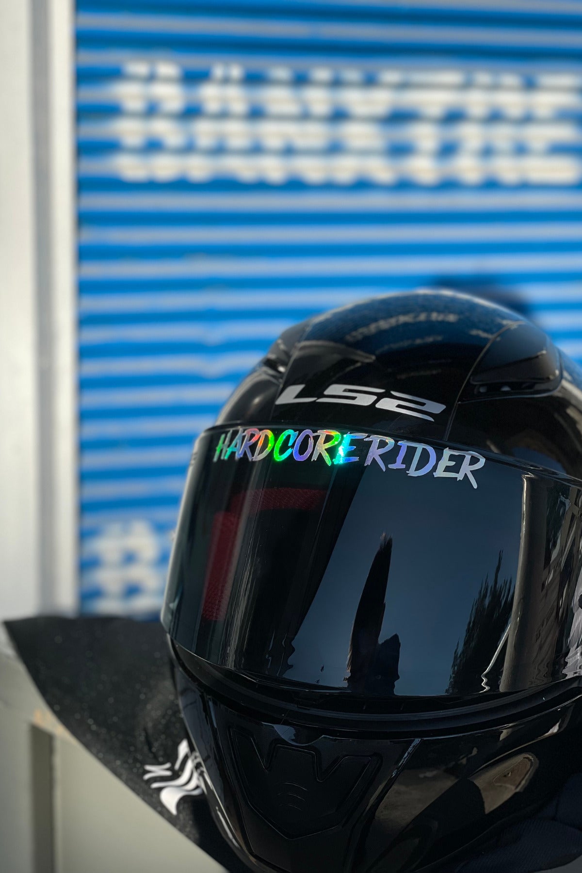 Kask ve Vizör için Dekoratif Hologramlı Renk Değiştiren Hard Core Rider Sticker 14CMx2CM (1 Adet)