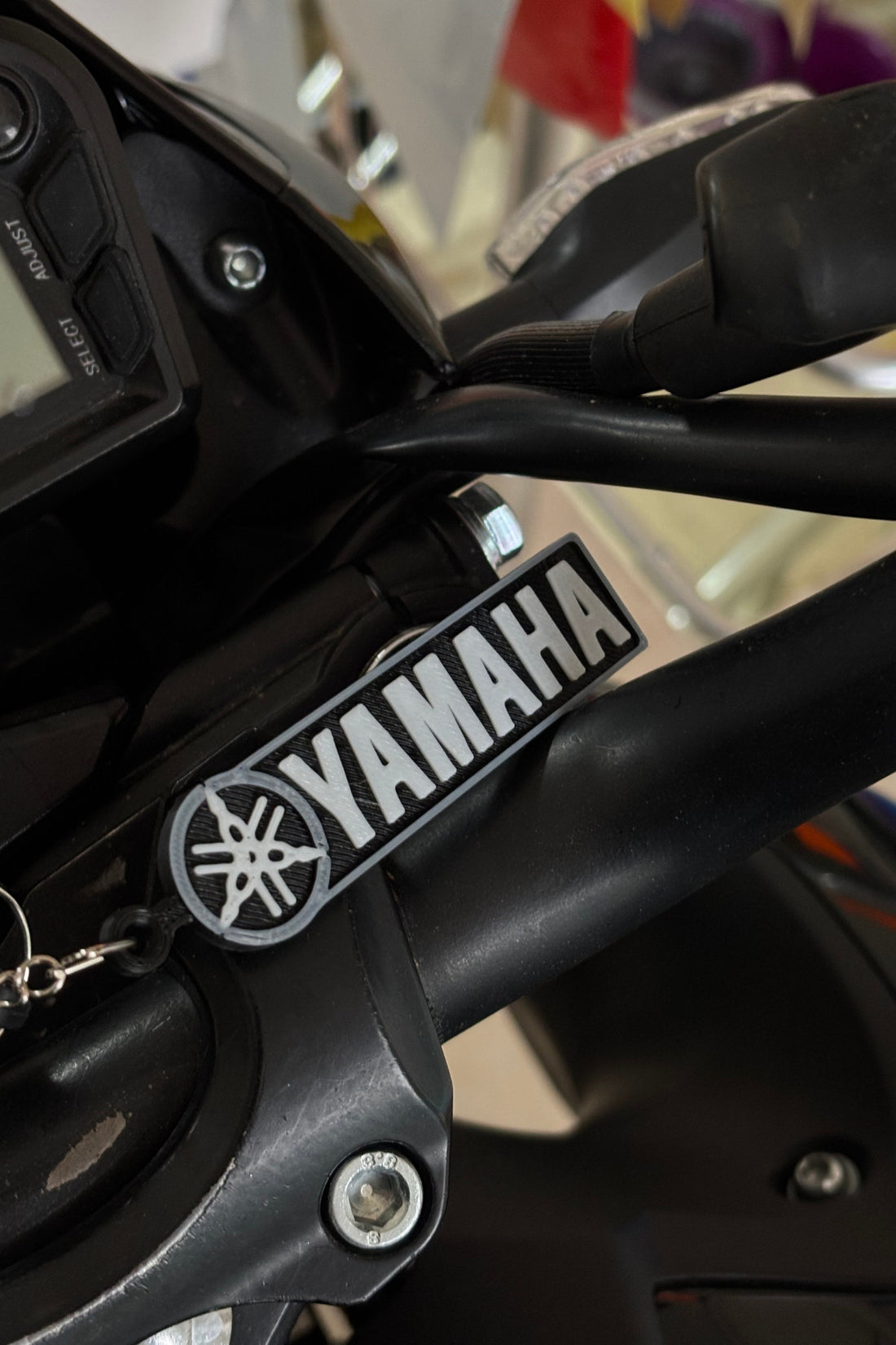 Yamaha Motor Grubu için Siyah-Beyaz Anahtarlık (1 Adet)