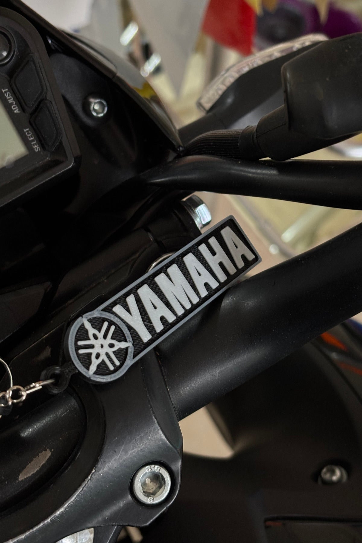 Yamaha Motor Grubu için Siyah-Beyaz Anahtarlık (1 Adet)