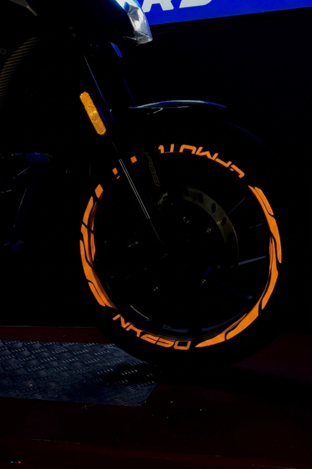 CFMOTO NK250 için Reflektörlü Premium Seri Jant Şeridi Sticker Seti (Ön ve Arka)