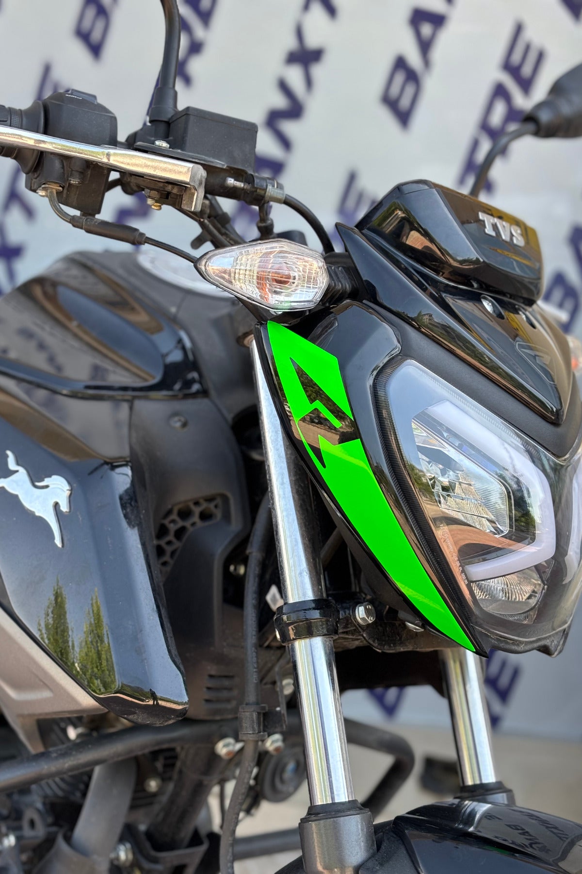 TVS Raider için R Logolu Far Kaşı Detay Sticker (2 Adet)