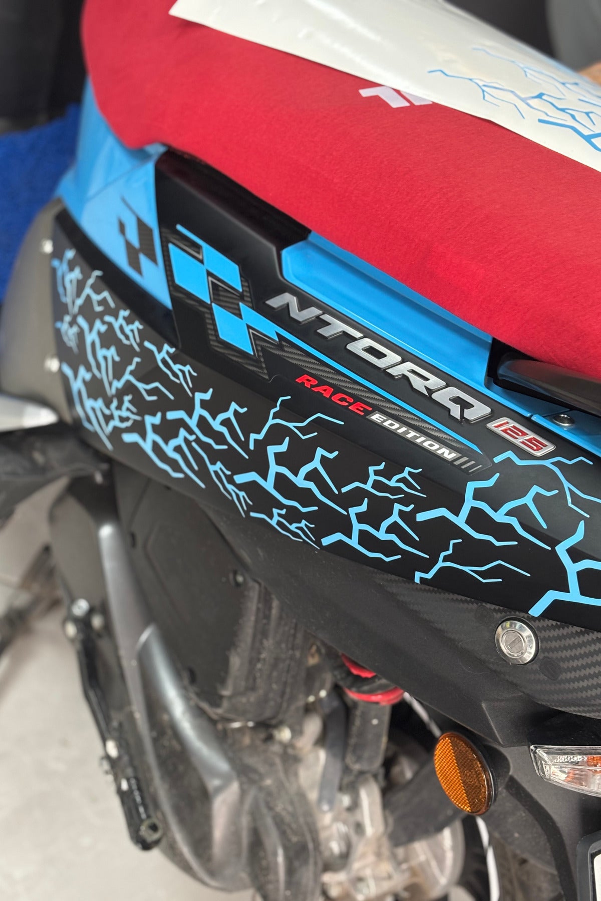 Motor ve Kask için Açık Mavi Parçalı Şimşek Sticker Etiket (32 Parça)