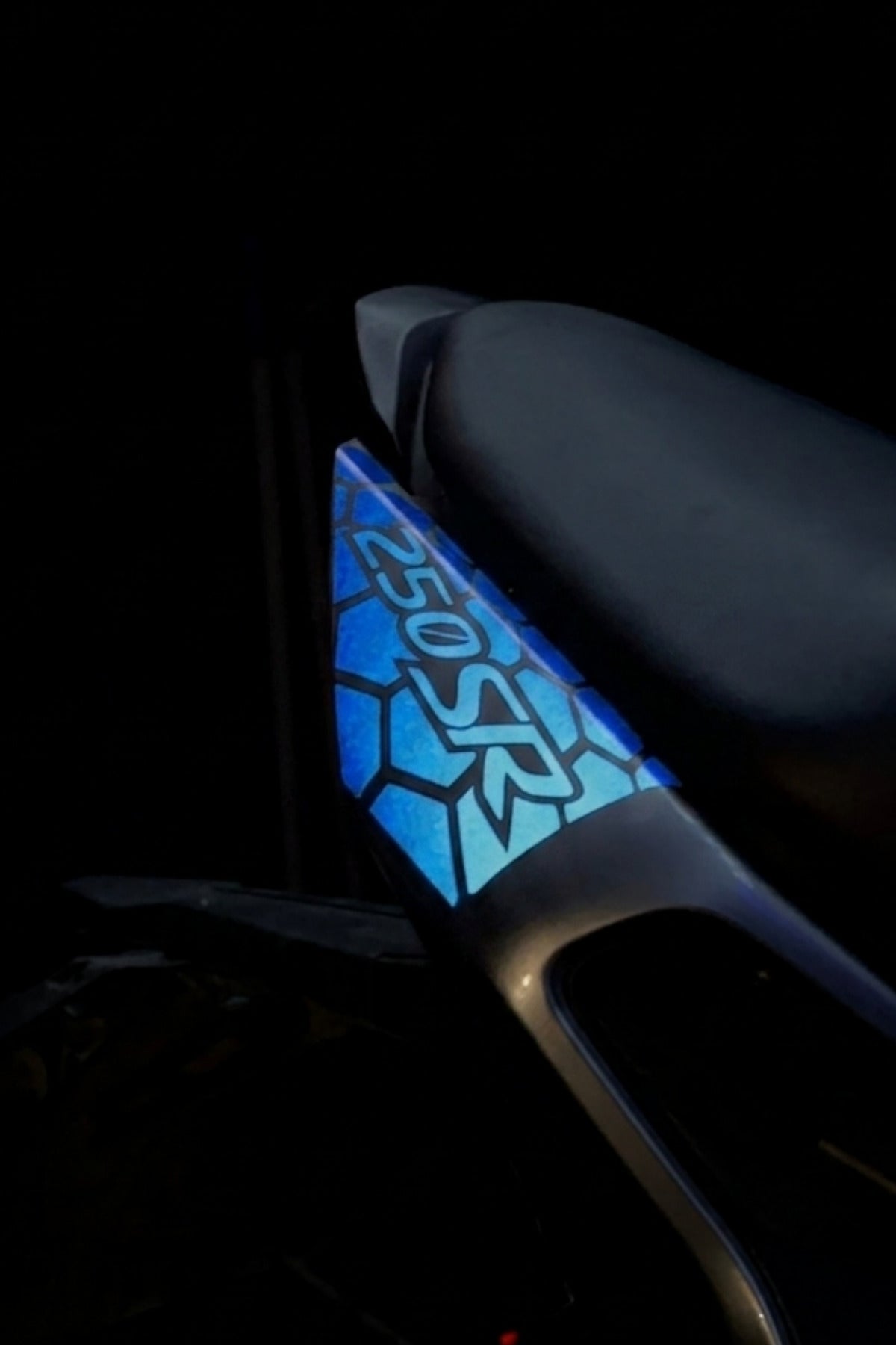 CFMOTO 250SR Kuyruk için Uyumlu Reflektörlü Petekli Kuyruk Sticker Etiket (Sağ ve Sol)