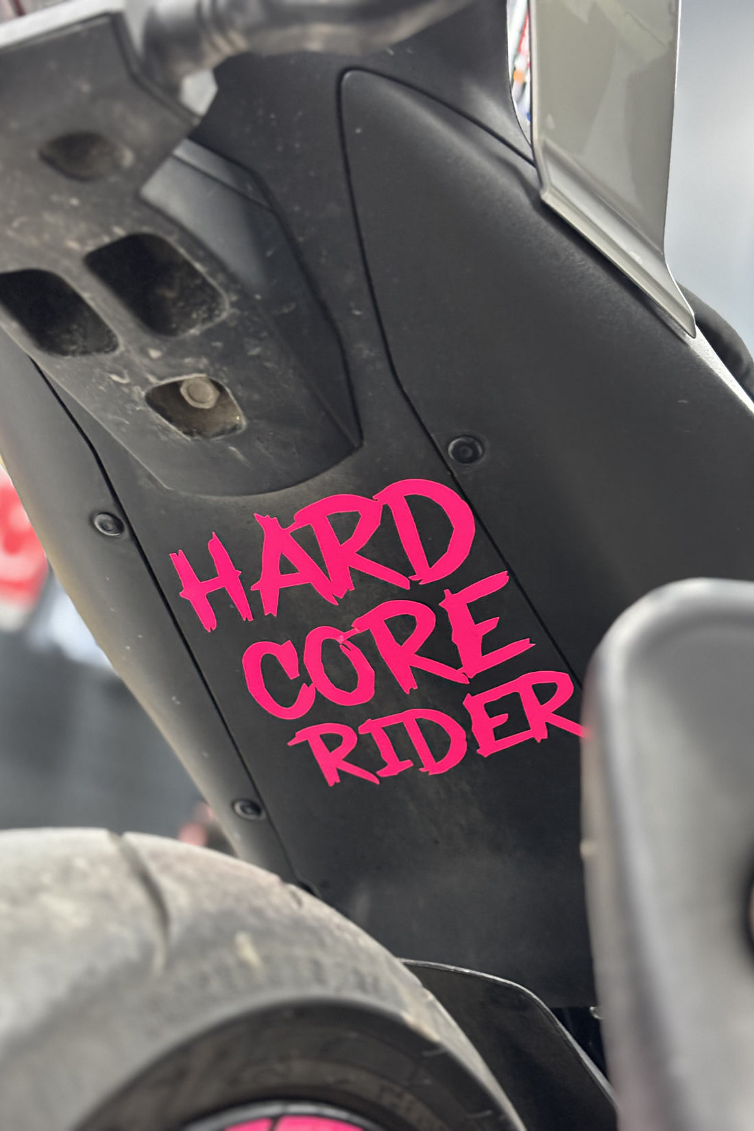 Motor Sele Altı ve Depo için Neon Pembe Hard Core Rider Sticker Etiket (12CMx15CM)(1 Adet)