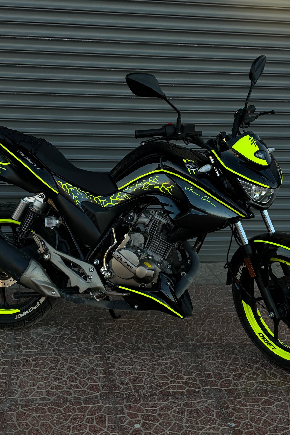 Mondial Drift-L için 51 Parça Neon Sarı Yıldırımlı Premium Sticker Seti