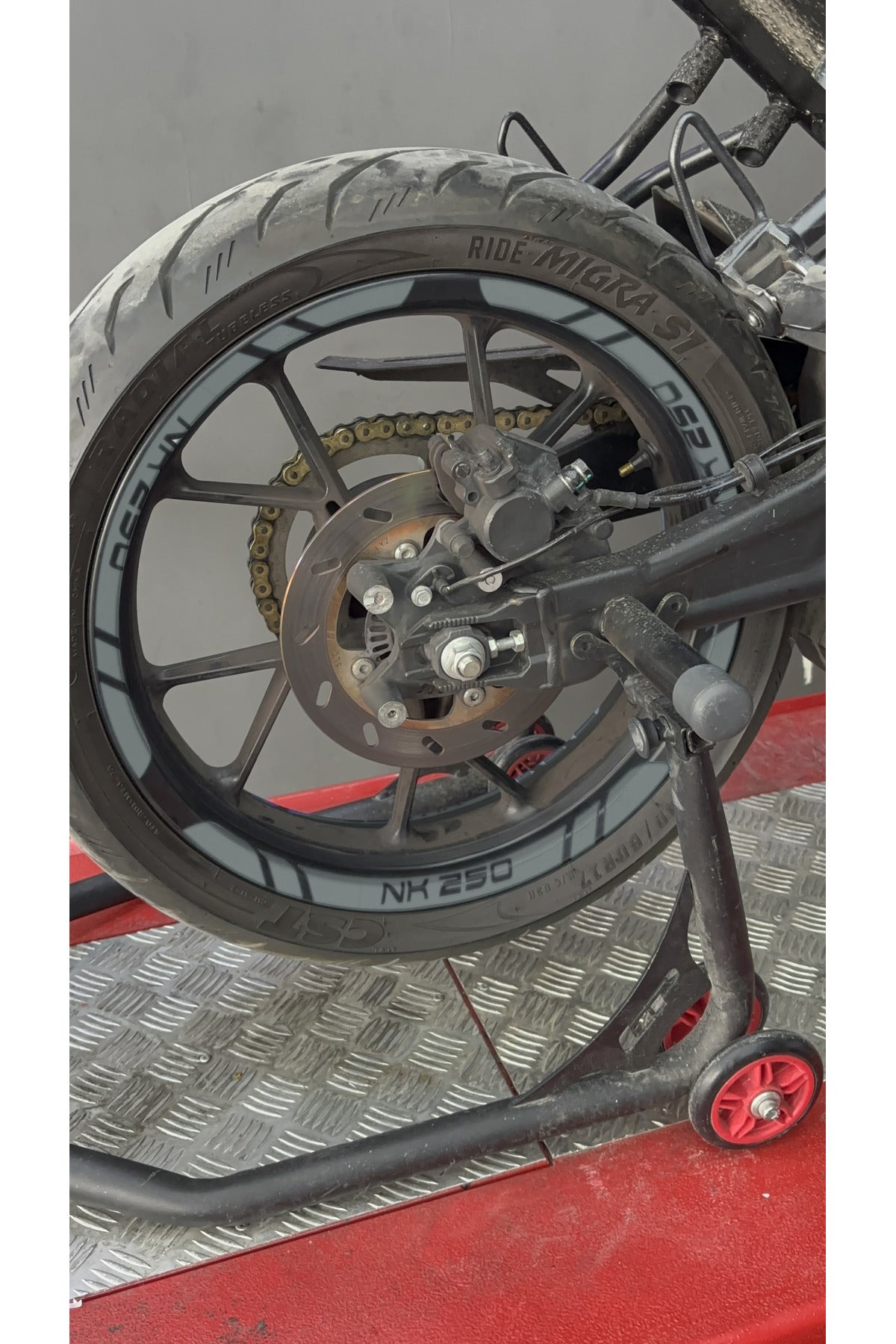 CFMOTO NK250 için NK250 Yazılı 12'li Jant Şeridi Sticker Seti ( Ön-Arka Yeterli)