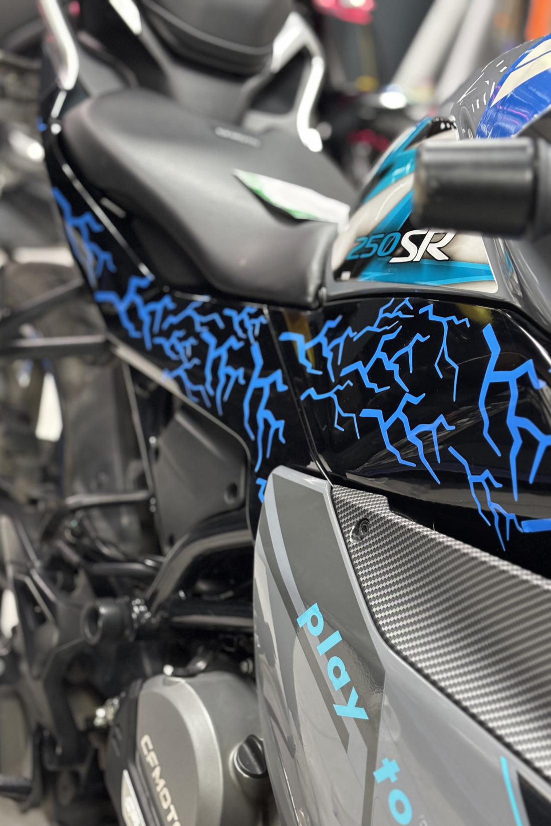 Motor ve Kask için Açık Mavi Parçalı Yıldırım Şimşek Sticker (16 Adet)