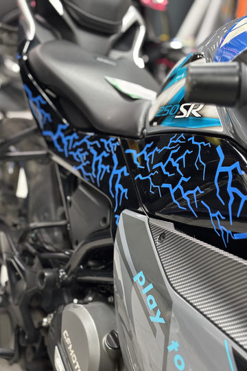 Motor ve Kask için Açık Mavi Parçalı Yıldırım Şimşek Sticker (16 Adet)