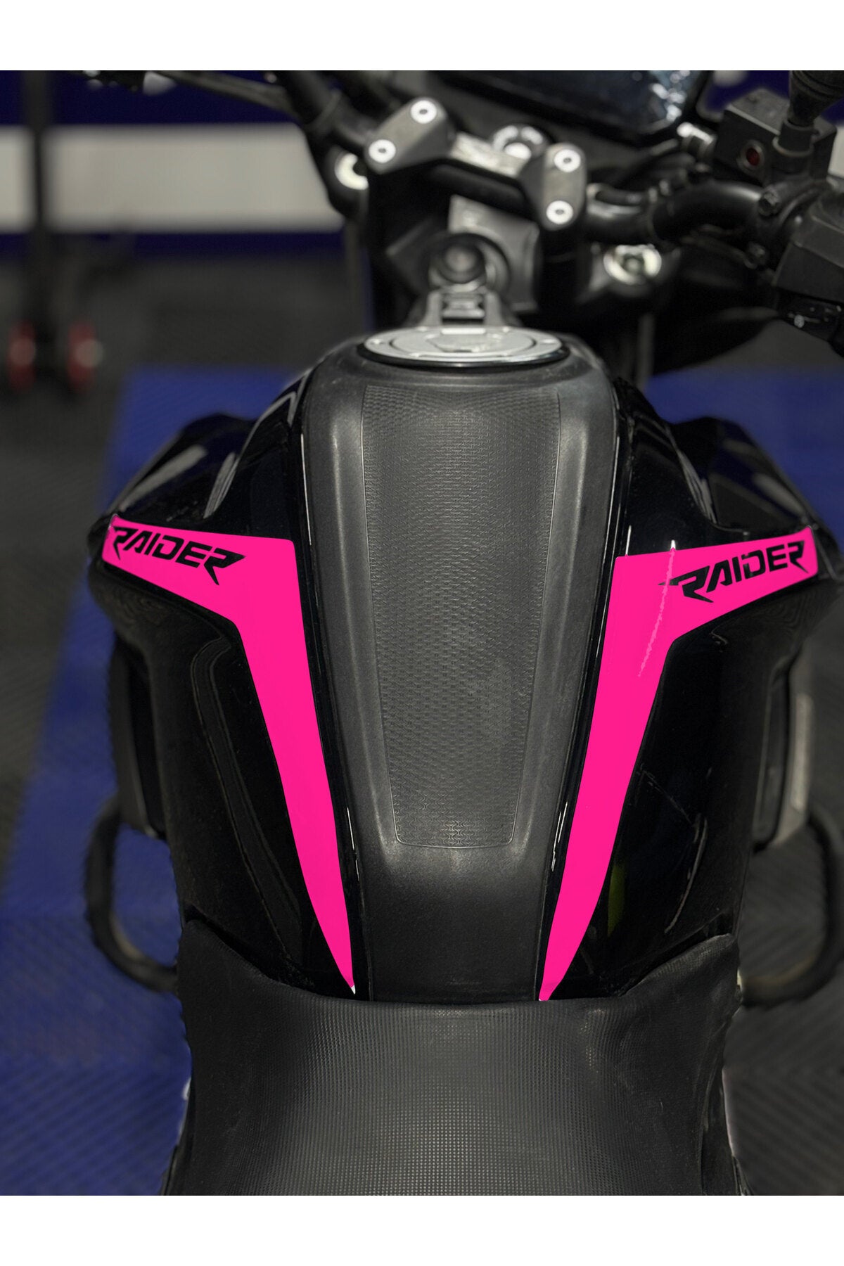 TVS Raider 125 için Raider Yazılı Depo Kordon sticker Etiket (Sağ ve Sol)