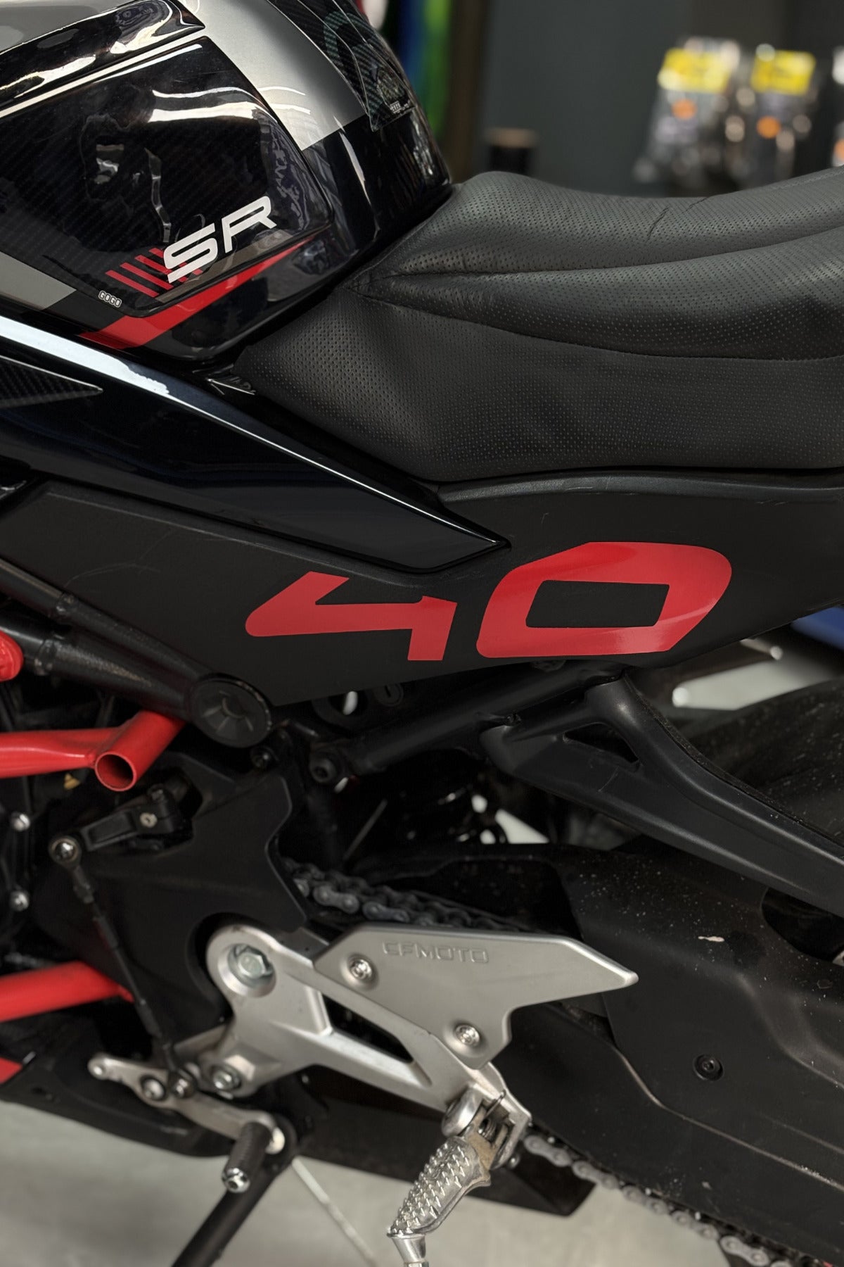 CF MOTO 450SR için Kırmızı Renk Orijinal 40 Yazılı Sticker Etiket Seti (2 Parça sağ ve Sol)