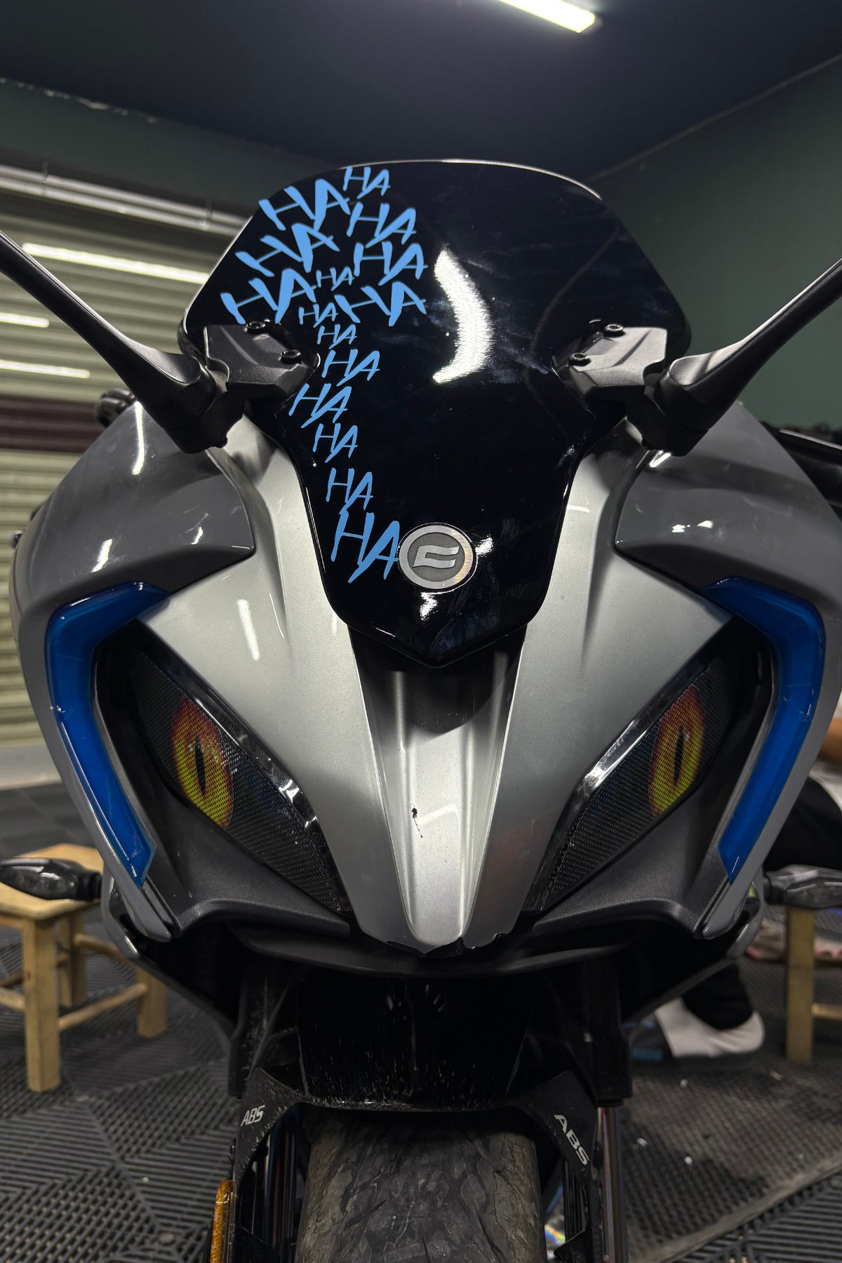 CFMOTO SR250 için Delikli Far Üstü Sticker Seti Aydınlatma Engellemez(Sağ ve Sol)
