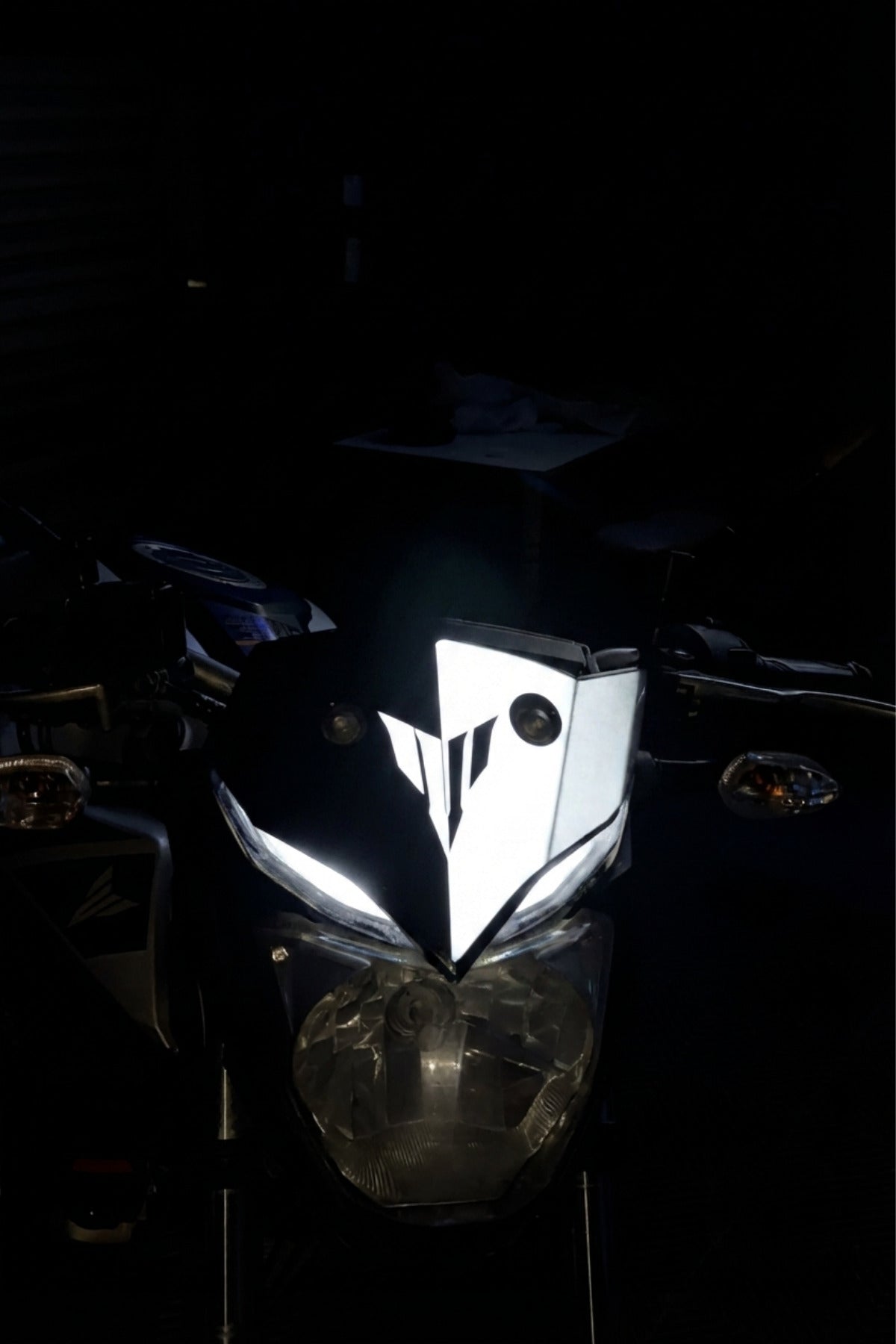 Yamaha MT-25 için MT Logolu Kafa Detay Reflektörlü Sticker (Gece Flaşla Parlar)