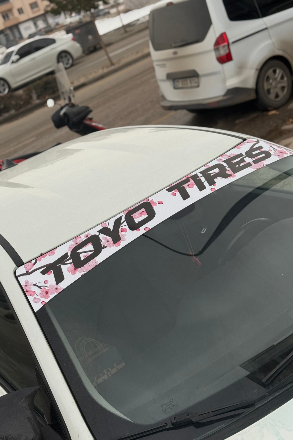 Ön Cam Sakuralı Toyo Tires Güneşlik Sticker (Tüm Araçlara Uyumludur)