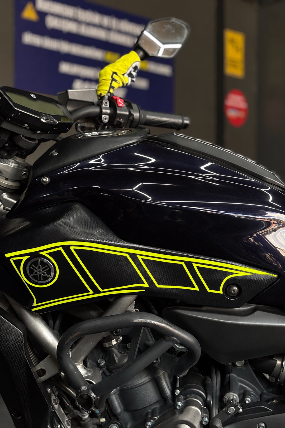 Yamaha MT-07 için Yan Panel için Boşluklu İnce Çizikli Sticker Seti (Sağ ve Sol )