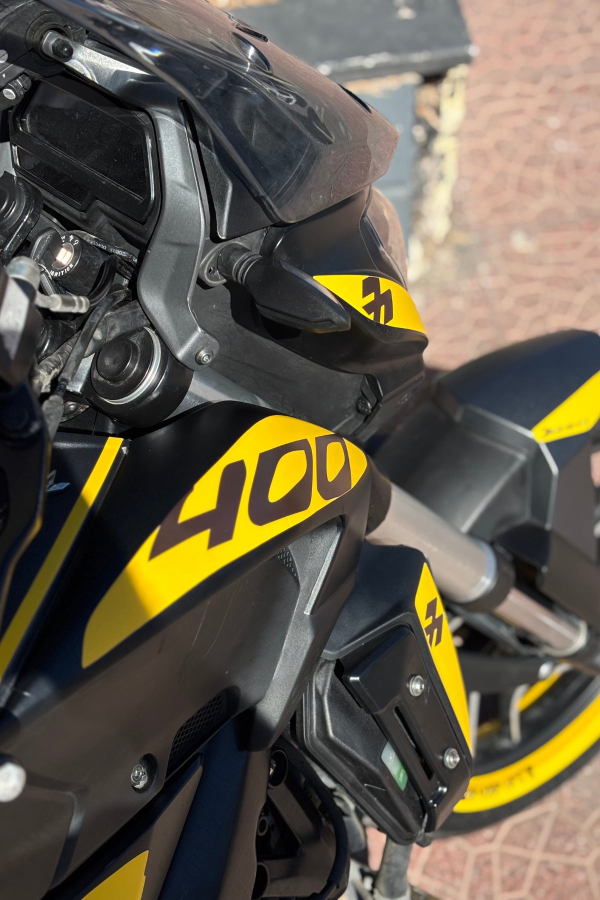 Bajaj Dominar 400 için Mat Sarı Baskılı Komple Sticker Seti
