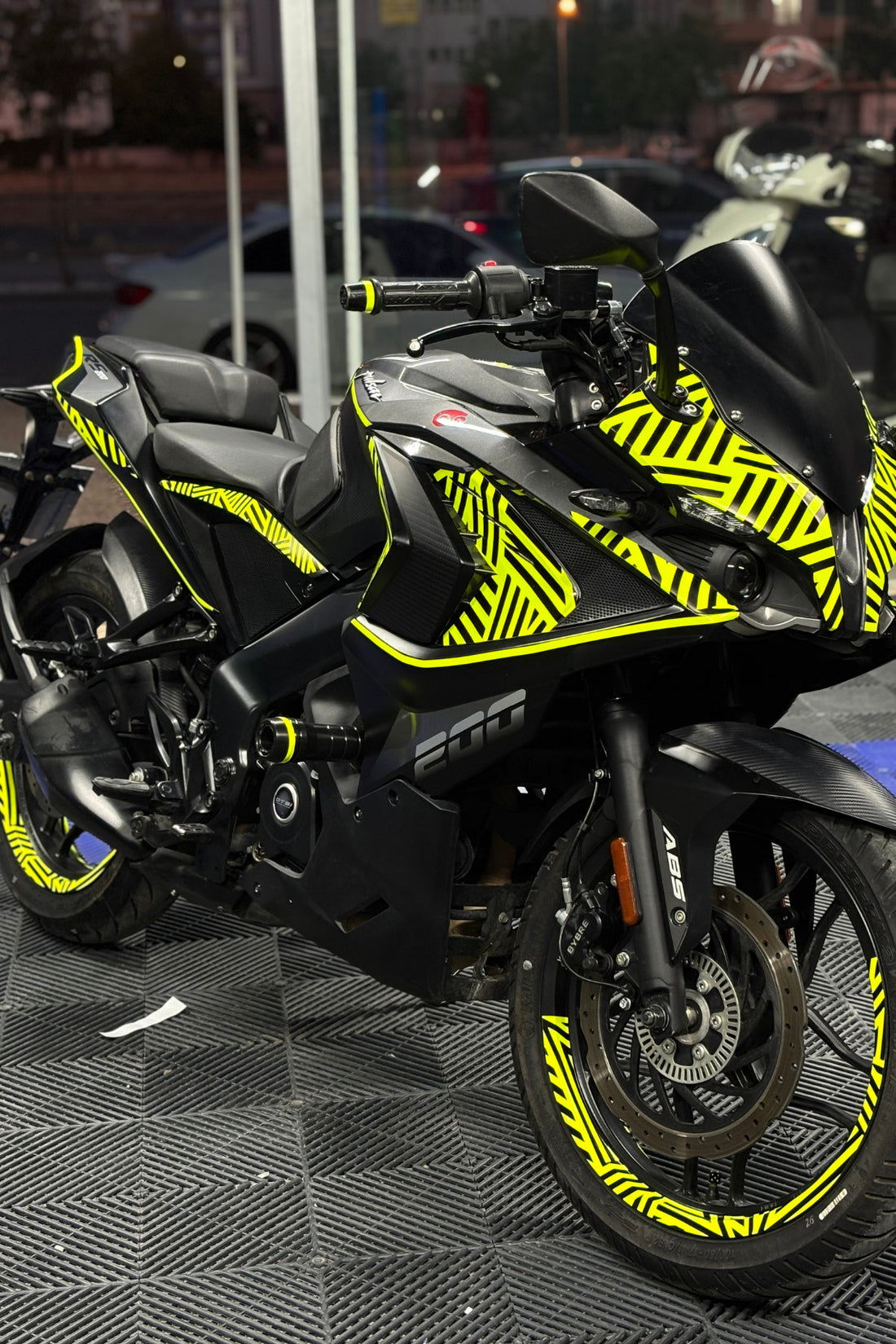 Bajaj Pulsar RS200 için Neon Sarı İlüzyonlu Komple Detay Sticker Seti