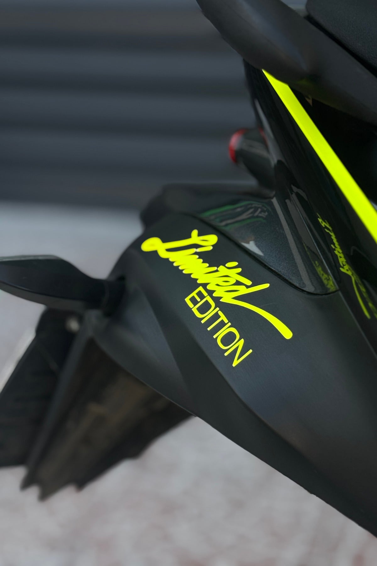 Motor-Araba-Kask için Neon Sarı Limited Edition Sticker Etiket (15CM)