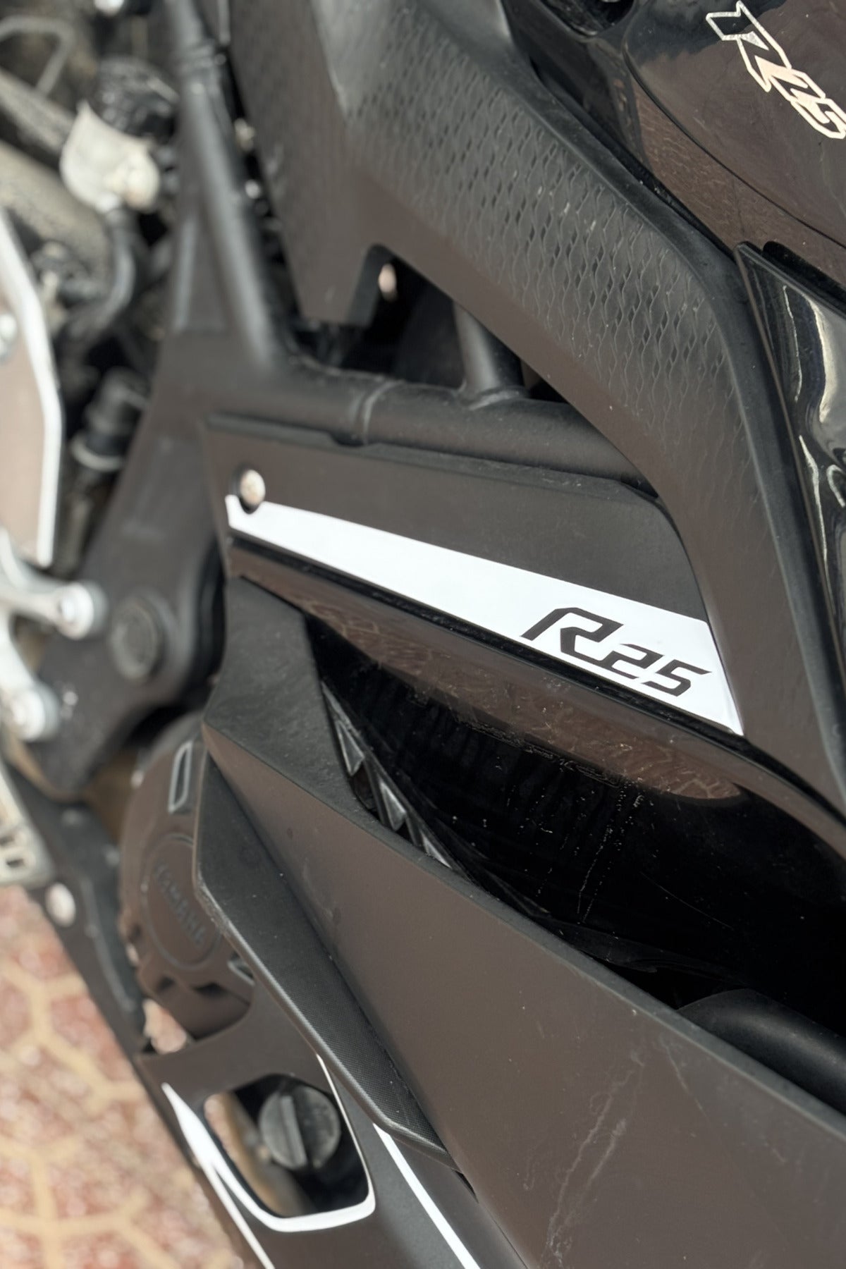 Yamaha R25 için Yan Parça için R25 Yazılı Detay Parça Sticker (2019-2024 arası Uyumludur)